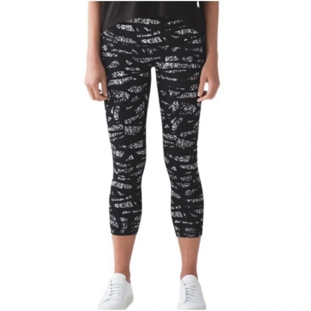 Lululemon Wunder Under Crops Graf Black & White sz 6